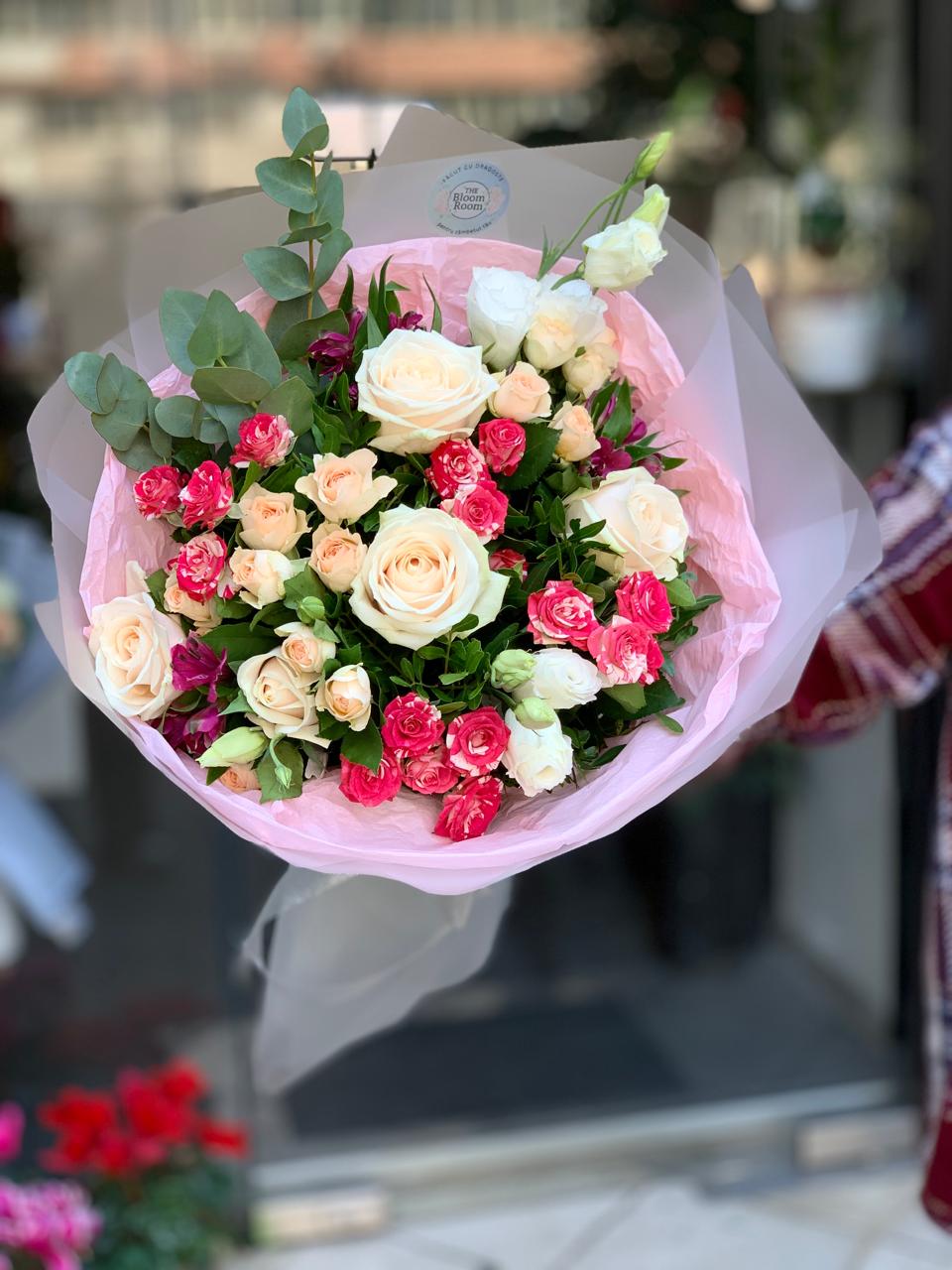 Buchetul Trandafiri Romantic Mix in trei culori